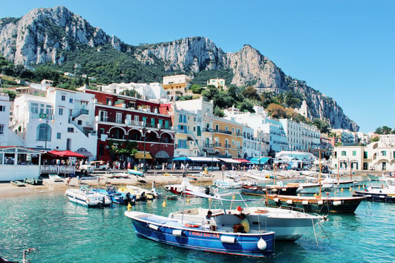 Vista del porto di Capri