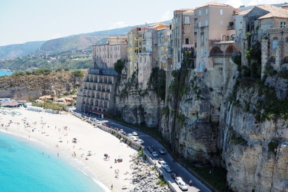 Spiaggia e scogliera a Tropea