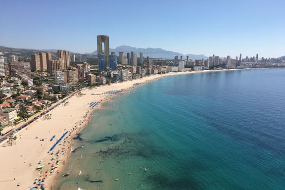 Dónde ir en agosto: Benidorm Vista de una playa de Benidorm