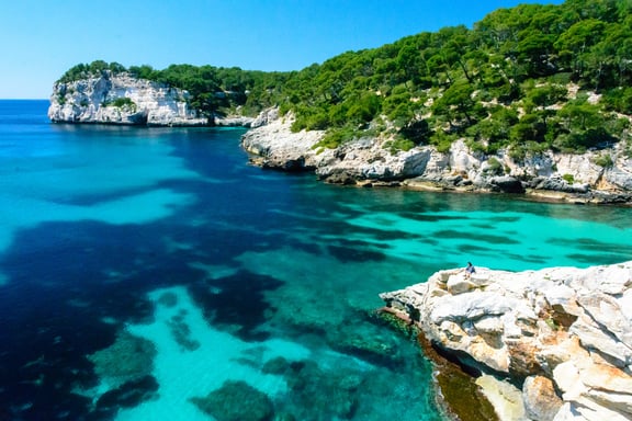 Dónde ir en agosto: Menorca Vista de una playa de Menorca